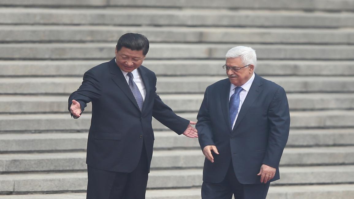 الرئيسان الفلسطيني محمود عباس والصيني شي جين بينغ في بكين في 6/5/ 2013 (Getty)