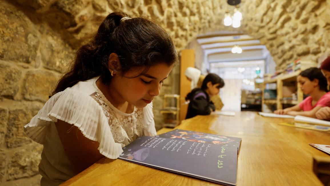 شابة فلسطينية تحوّل متجر عائلتها إلى مكتبة في الخليل