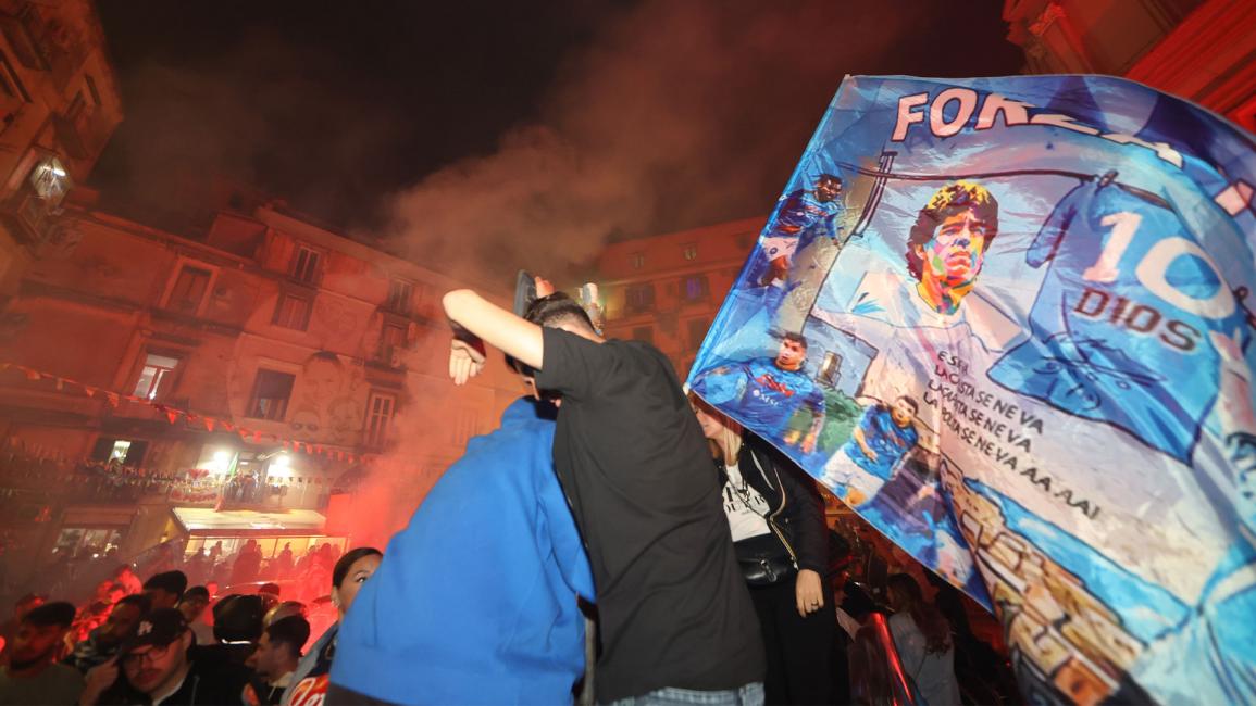 احتفالات جنونية لجماهير فريق نابولي بعد التتويج بلقب الدوري