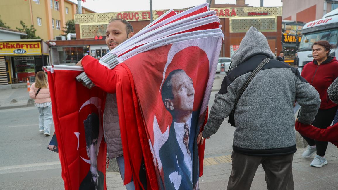يزدهر بيع الأعلام خلال الانتخابات (عزيز كاريموف/Getty)