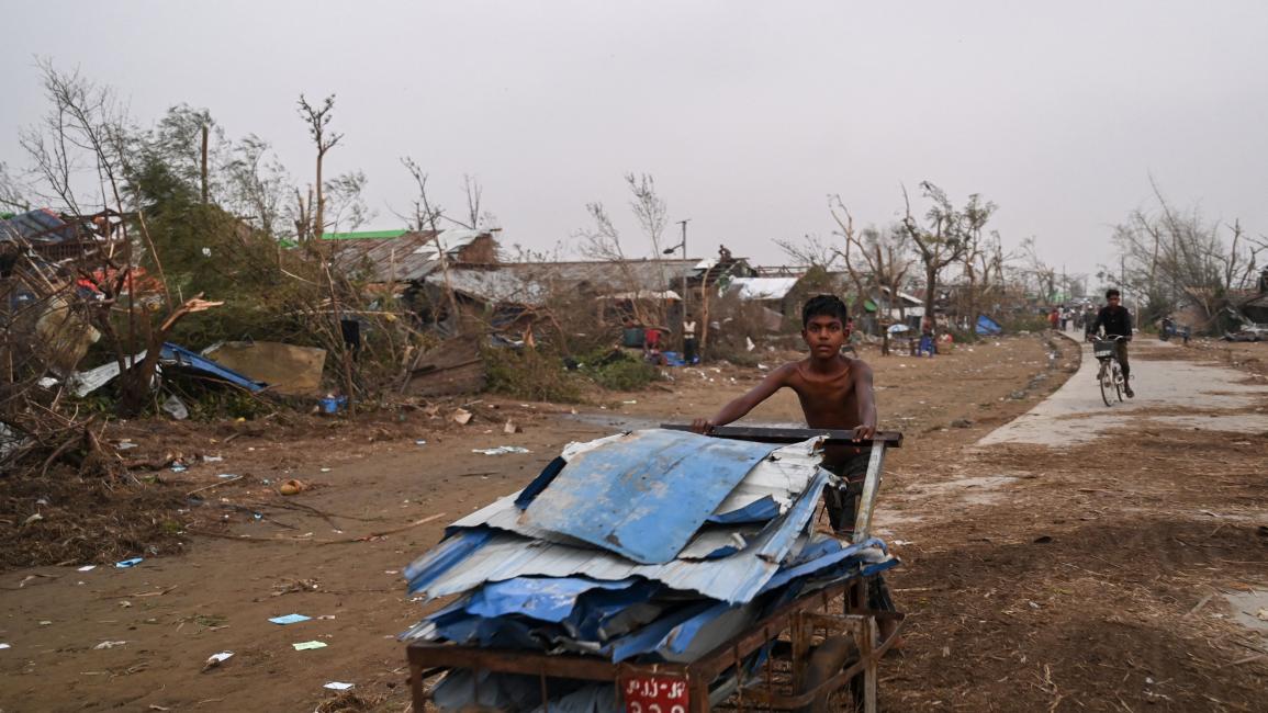 بقايا منازل متضررة من الإعصار (ساي أونغ ماين/فرانس برس)