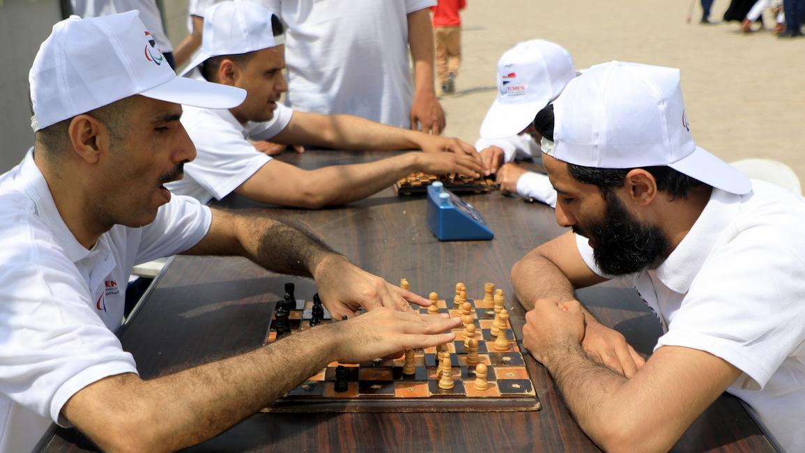 يمنيون مكفوفون يشاركون في بطولة الشطرنج (محمد حويس/ وكالة الصحافة الفرنسية)