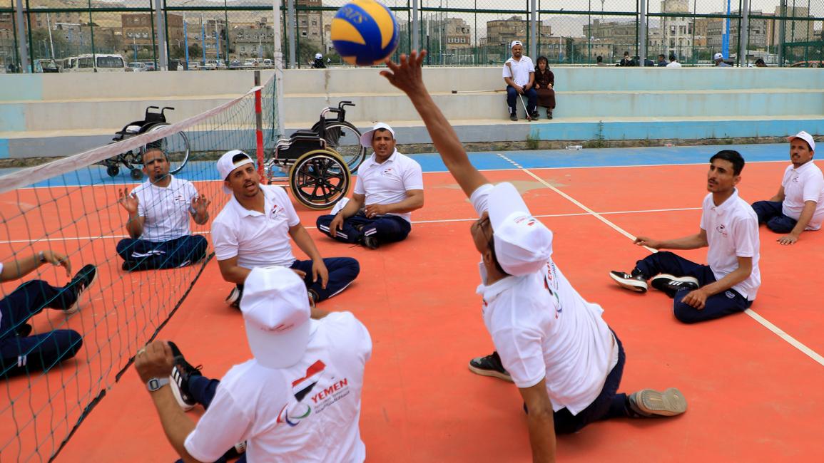 يمنيون من ذوي الاحتياجات يشاركون في بطولة الكرة الطائرة (محمد حويس/ وكالة الصحافة الفرنسية)