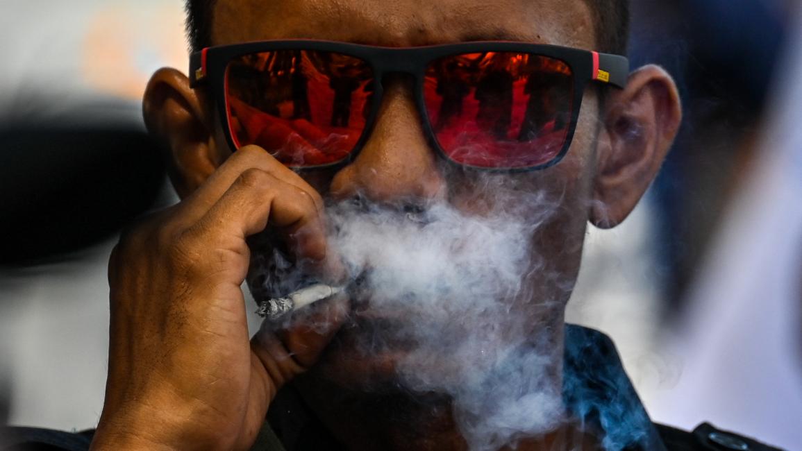 الإقلاع عن التدخين ليس سهلاً بالنسبة لهذا الرجل الإندونيسي (شيدير محي الدين/ فرانس برس)