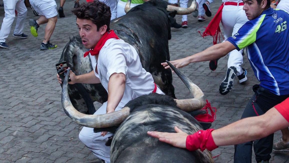 سان فيرمين: الآلاف يحتفلون أمام الثيران في إسبانيا