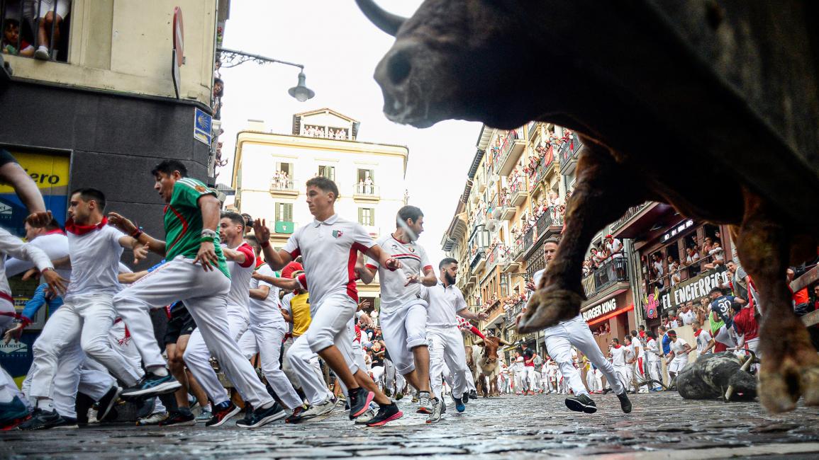 سان فيرمين: الآلاف يحتفلون أمام الثيران في إسبانيا