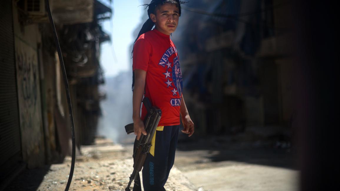  طفل سوري يتجول بسلاح آلي (ديميتار ديلكوف/فرانس برس)