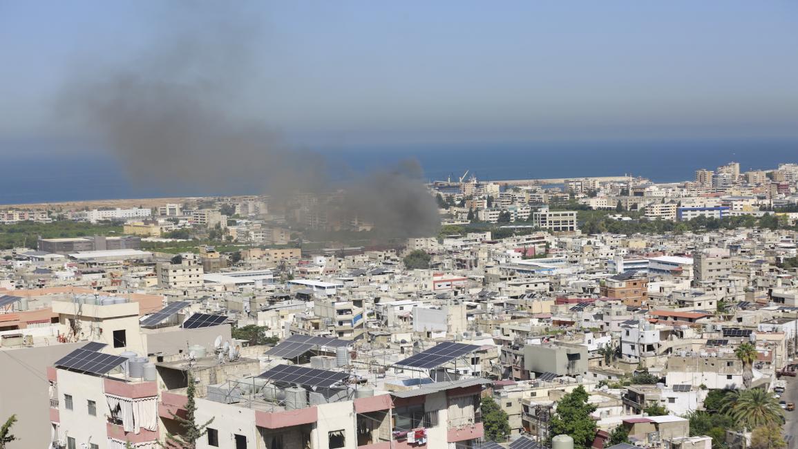 دخان يتصاعد من مخيم عين الحلوة في لبنان بعد اشتباكات داخله في 8/9/2023 (الأناضول)