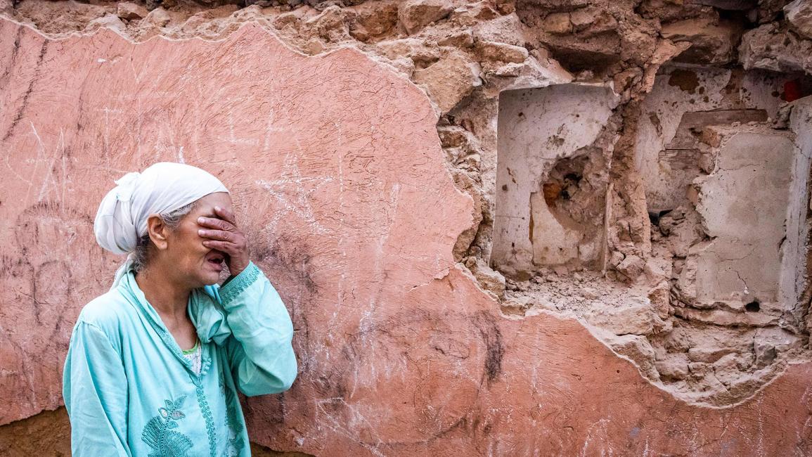 مسنّة تبكي بجوار منزلها المتضرر في المدينة القديمة في مراكش (فاضل سينا/ Getty)