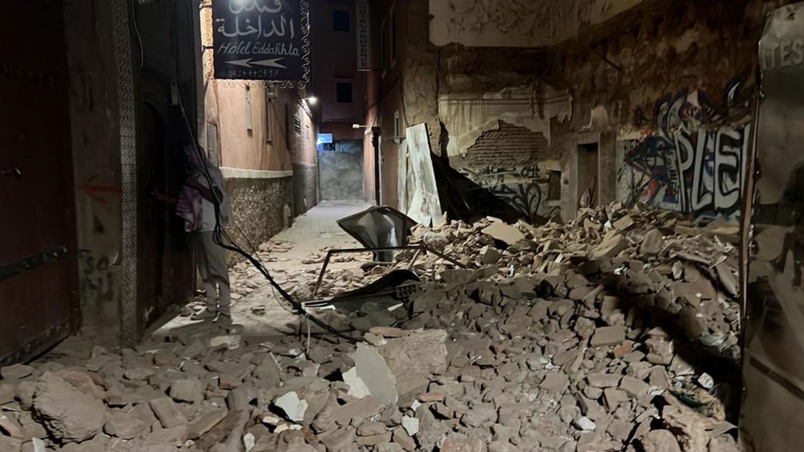 تسبب الزلزال في انهيار المباني القديمة (سعيد الشريف/ Getty)