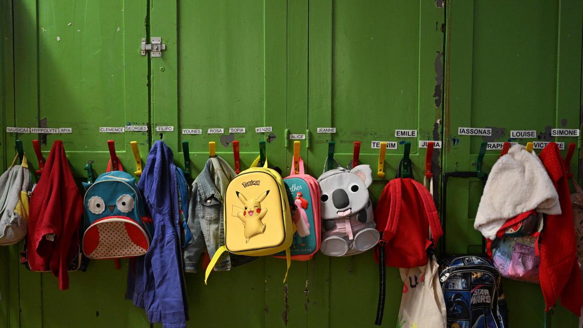 علّق أطفال فرنسا حقائبهم في المكان المخصص (إيمانويل دوناند/ فرانس برس)