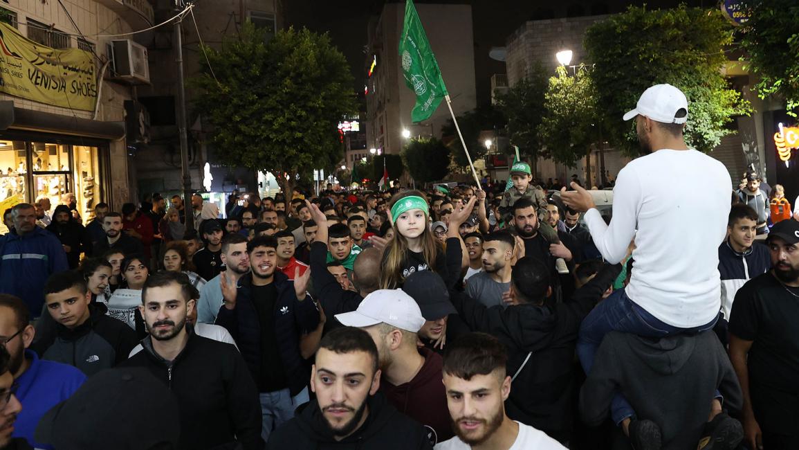شارك مئات الفلسطينيين في الضفة الغربية في مسيرة دعت إليها حركة "حماس" تضامناً مع قطاع غزة (عصام الريماوي/الأناضول)