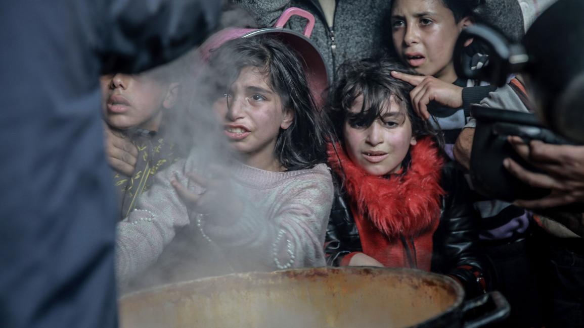 الجوع يواصل الفتك بأهالي غزة.. الأطفال يئنون بأمعاء فارغة