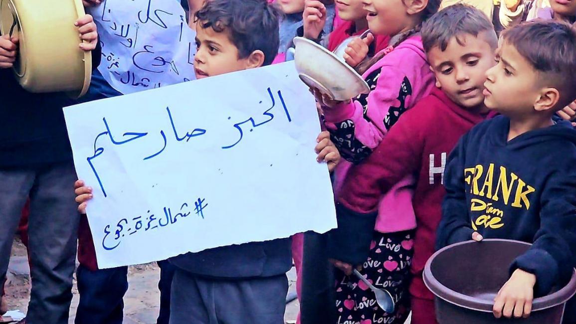 محتجون صغار في مخيم جباليا (محمود شلحة/الأناضول)
