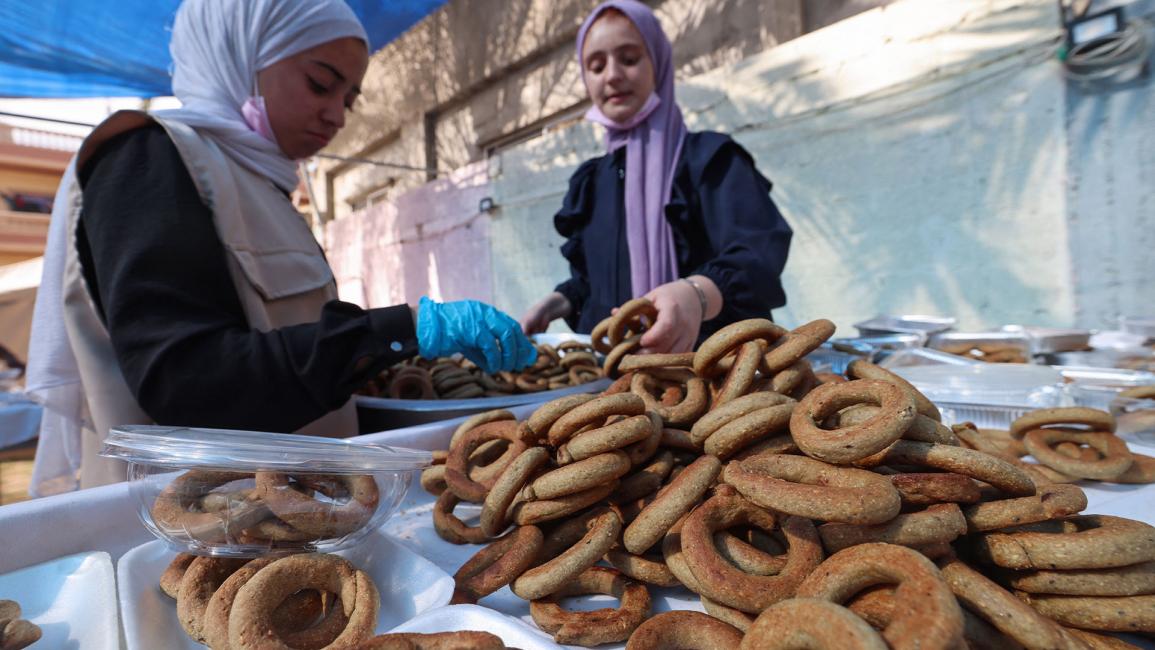 فلسطينيات يصنعن كعك العيد في رفح رغم القصف الإسرائيلي