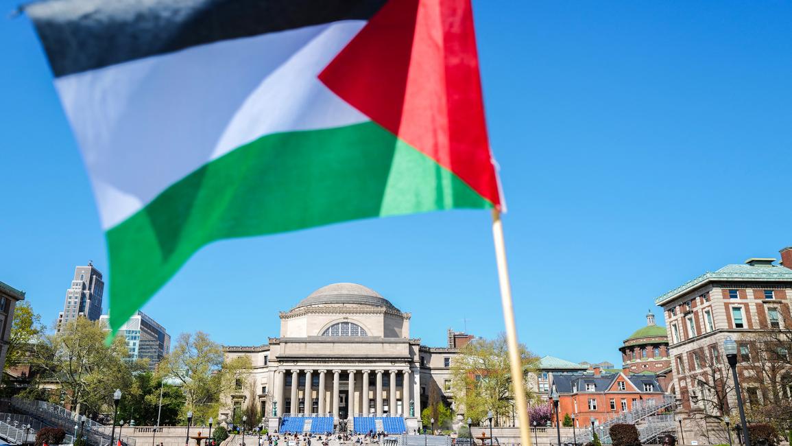 العلم الفلسطيني يظهر في المخيم الذي أُقيم في حرم جامعة كولومبيا في مدينة نيويورك (تشارلي تريبالو/ Getty)