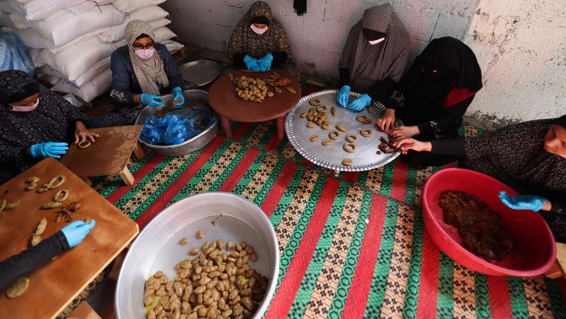 فلسطينيات يصنعن كعك العيد في رفح رغم القصف الإسرائيلي