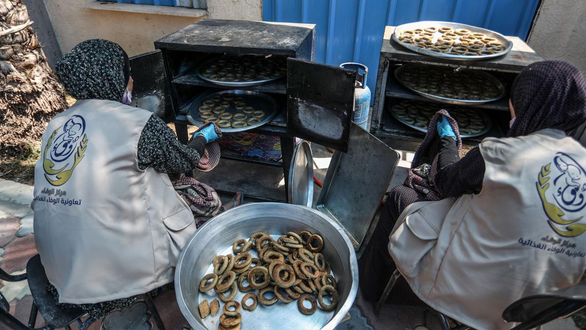 فلسطينيات يصنعن كعك العيد في رفح رغم القصف الإسرائيلي