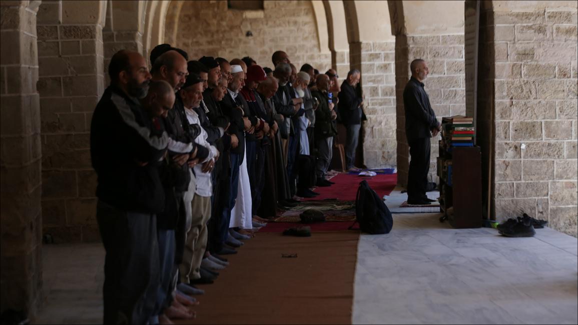 فلسطينيون يؤدون الصلاة على أنقاض المسجد الكبير في غزة