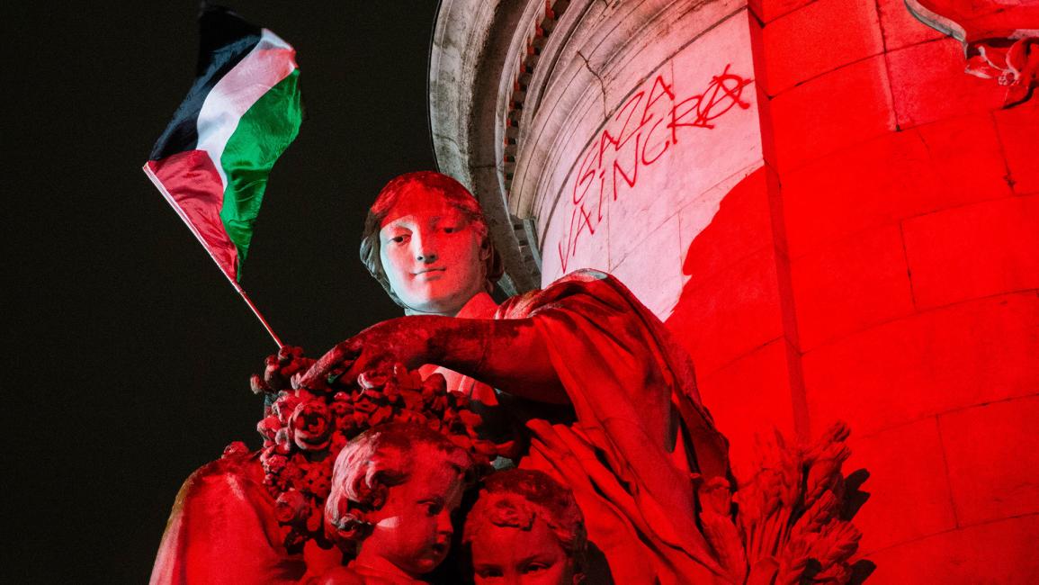 العلم الفلسطيني يرفرف على تمثال في ساحة الجمهورية في باريس (إبراهيم عزت / Getty)