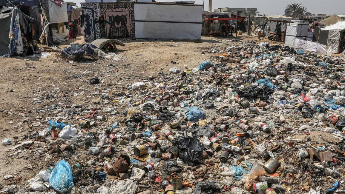 أكثر من 330 ألف طن نفايات متراكمة بمناطق سكنية في غزة