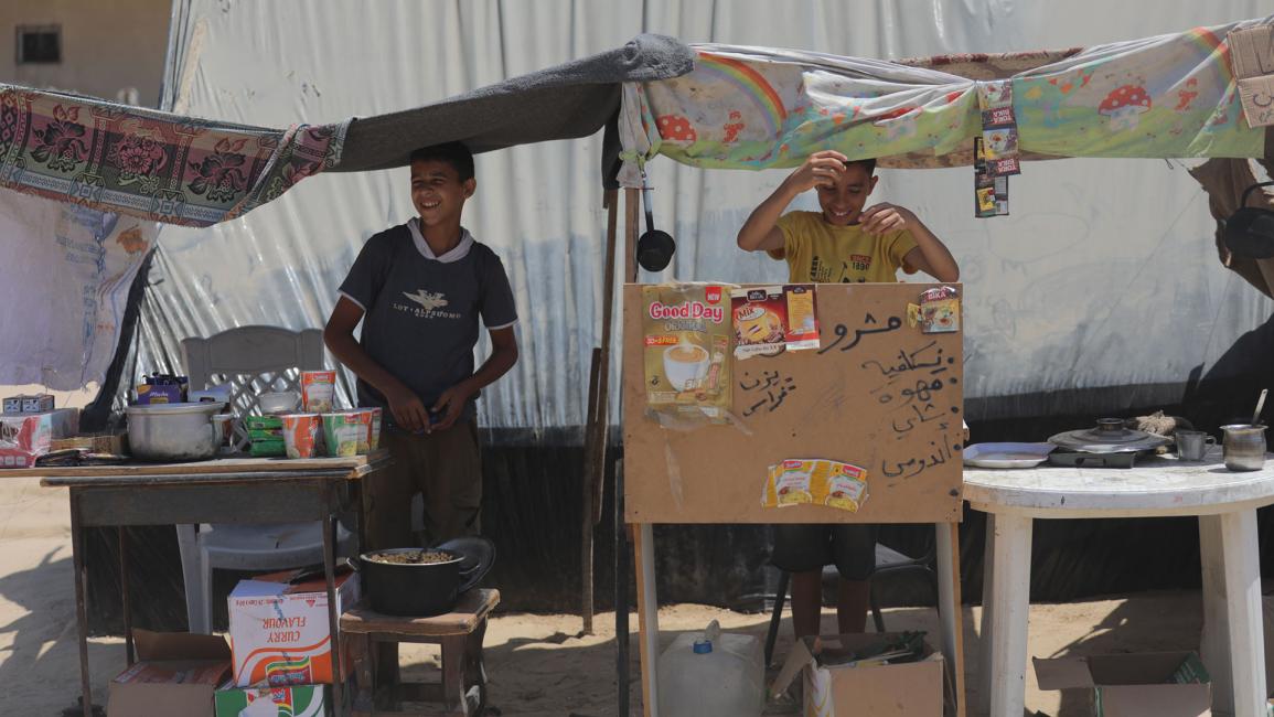 أطفال غزة.. أنامل صغيرة تضطرها الحرب إلى العمل