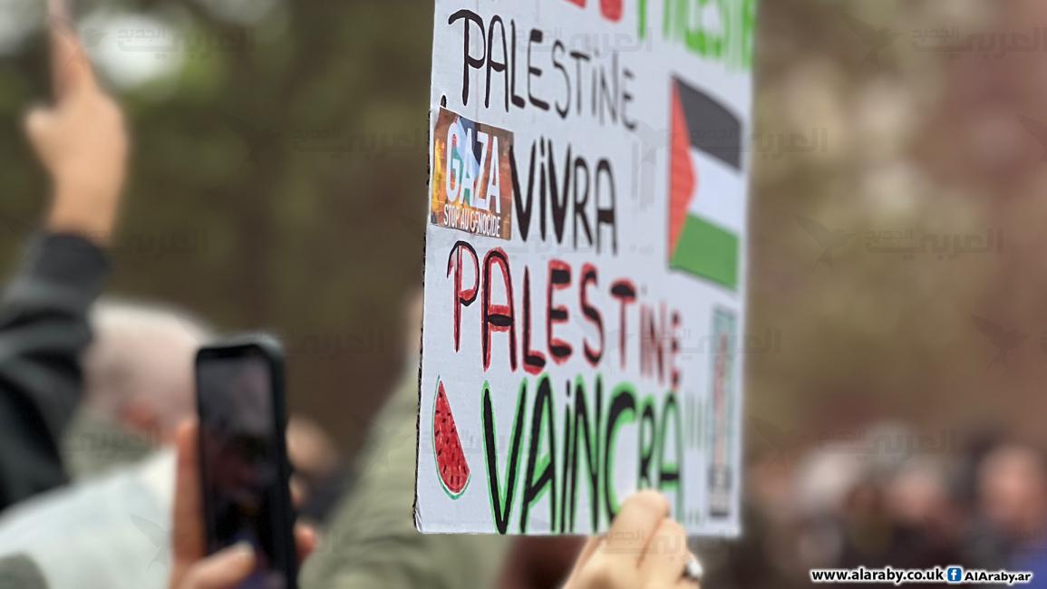 رفع المتظاهرون لافتات تحمل شعارات "الحرية لفلسطين" (محمد عبد القوي / العربي الجديد)