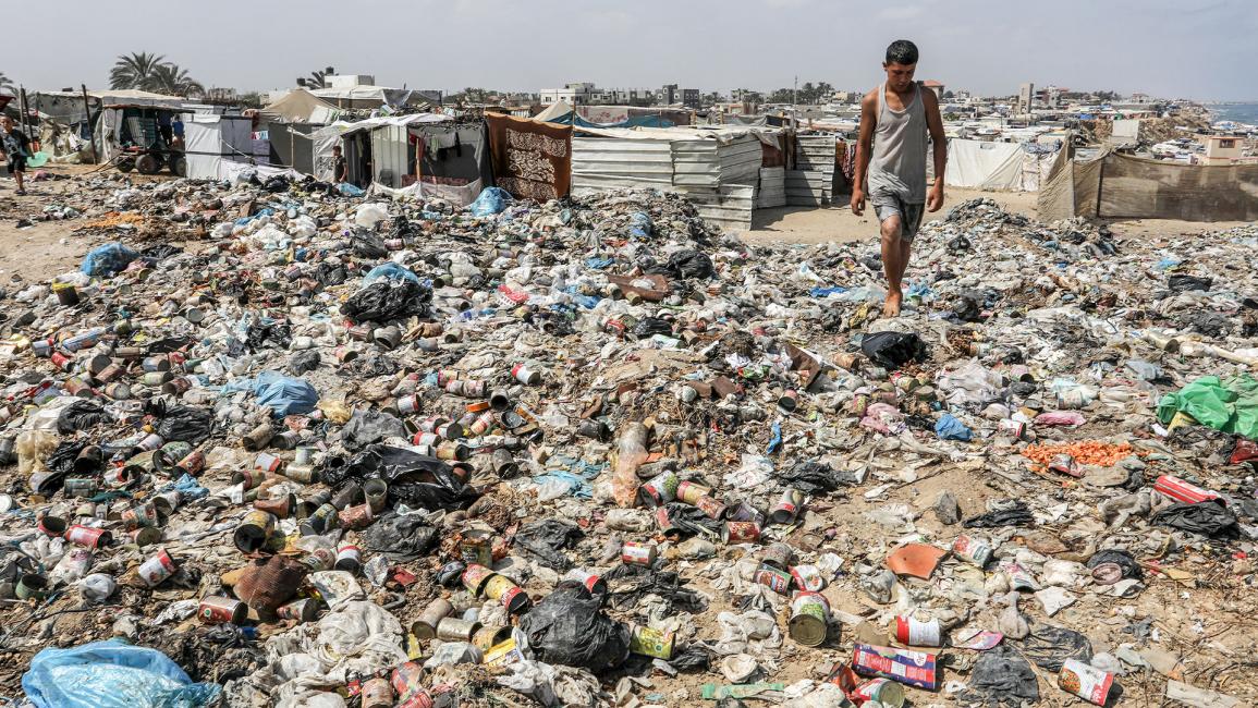 أكثر من 330 ألف طن نفايات متراكمة بمناطق سكنية في غزة