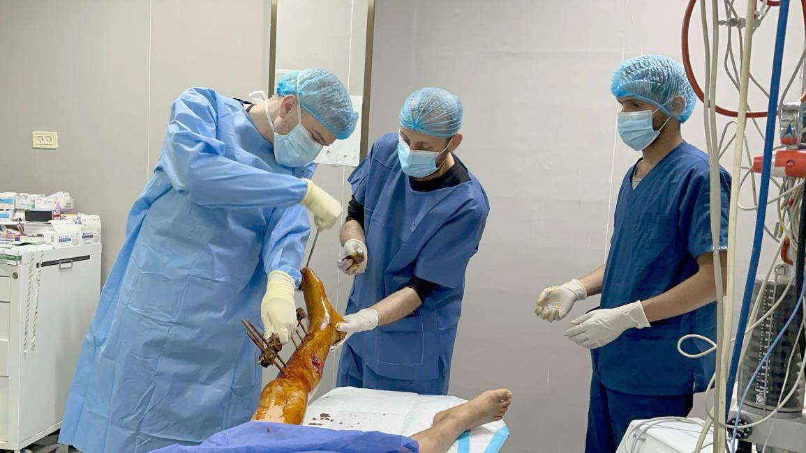 أطباء من مختلف الجنسيات الأوروبية في غزة (دعاء الباز/ الأناضول)