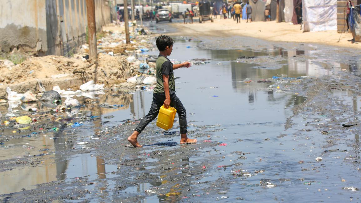 برك مياه صرف صحي في غزّة تهدّد بأمراض معدية (أشرف أبو عمرة/ الأناضول)