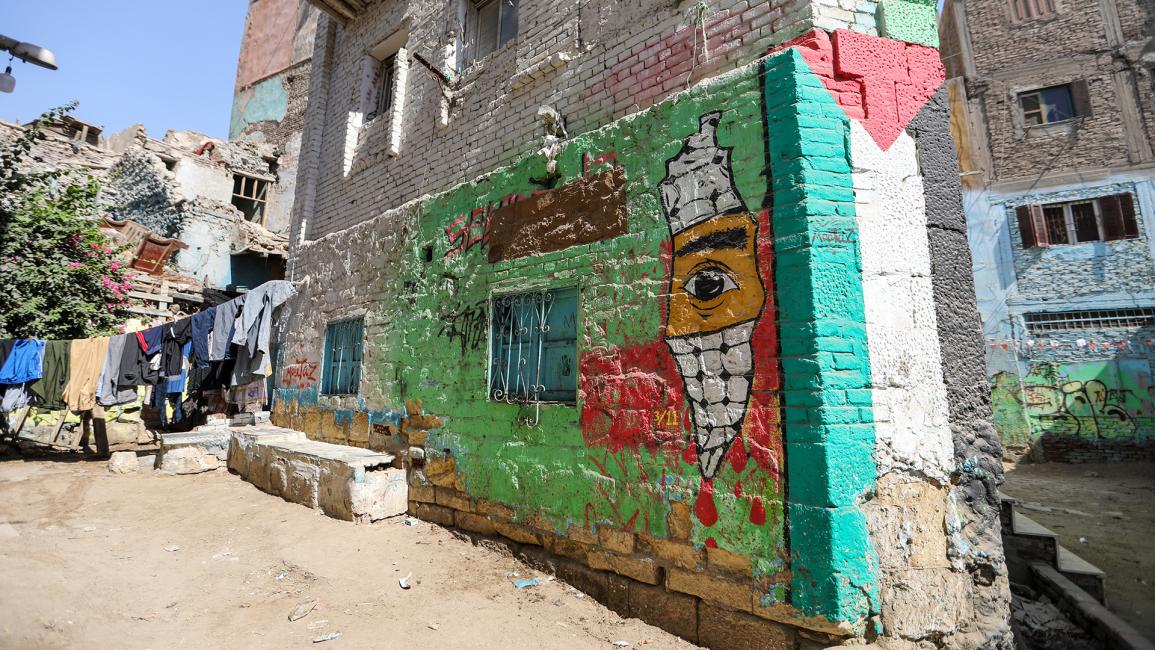 تنتشر علامات الدعم للفلسطينيين في القاهرة رغم التضييق (أحمد حسب الله/ Getty)