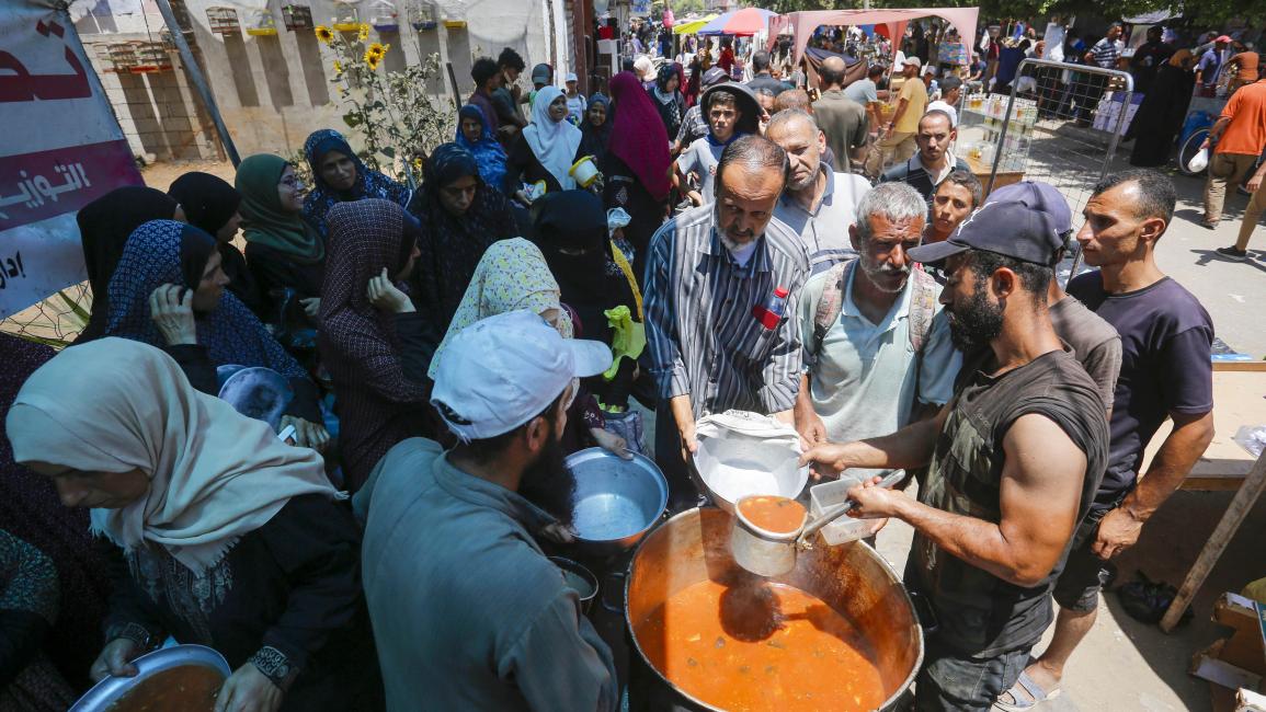 توزيع الطعام ينقذ حياة عشرات الآلاف (أشرف أبو عمرة/الأناضول)
