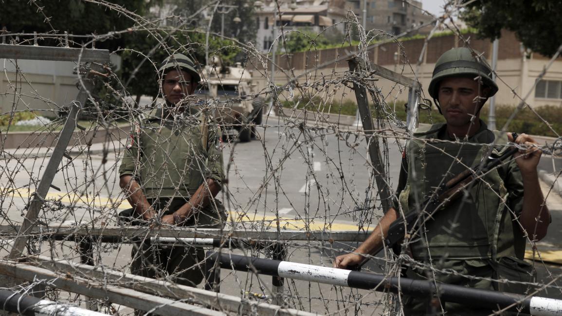 جنود من الجيش المصري على أبواب القصر الرئاسي في مصر الجديدة (Getty 3/7/2013)