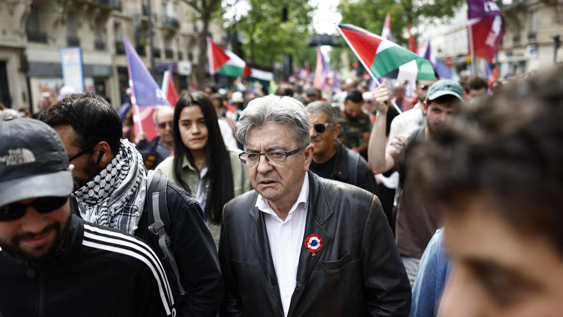ميلانشون يسير خلال مظاهرة لدعم الفلسطينيين في باريس (8/7/2024 فرانس برس)