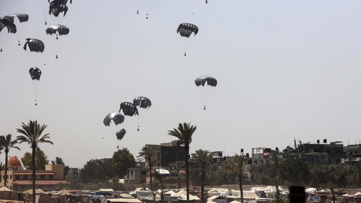 سلاح الجو الملكي الأردني يسقط المساعدات الإنسانية على دير البلح في وسط قطاع غزة (16/6/2024 Getty)