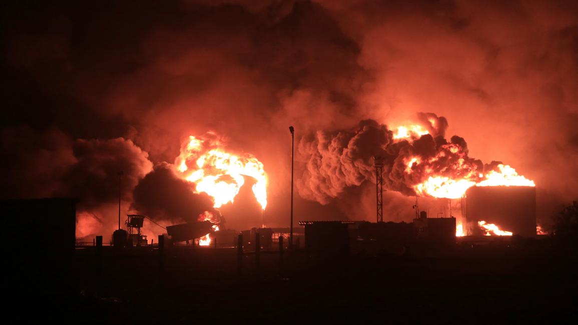 حريق في منشأة لتخزين النفط عقب الضربات الإسرائيلية لمدينة الحديدة (20/7/2024 فرانس برس) 