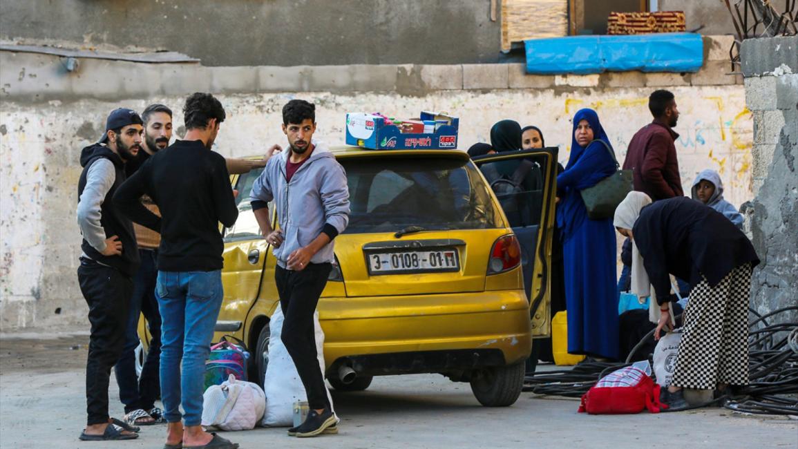 لاجئو مخيم النصيرات ينزحون إلى مناطق أكثر أمناً بسبب استمرار الهجمات