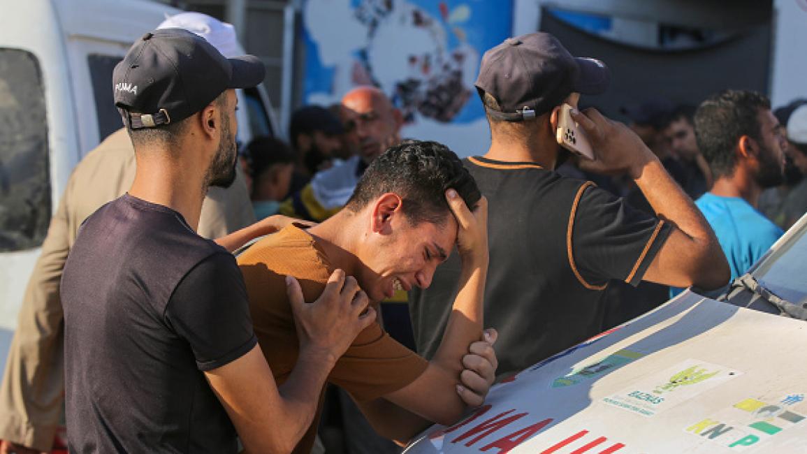 فلسطيني يبكي قريبه في مستشفى شهداء الأقصى، 10 يوليو 2024 (أشرف عمرة/الأناضول)