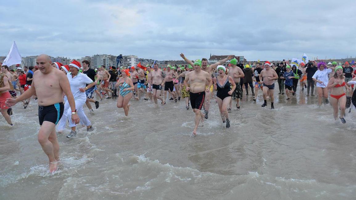 رغم البرد.. الآلاف يشاركون بفعالية "السباحة بالعام الجديد" ببلجيكا