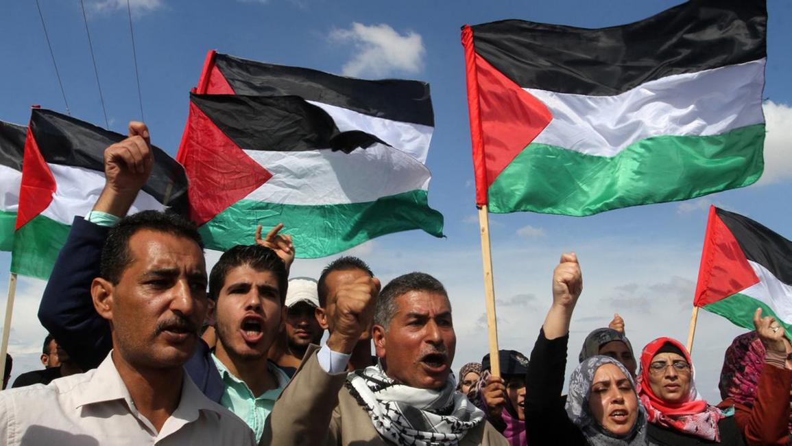 فلسطينيون يتظاهرون قرب السياج الفاصل بين غزة والأراضي المحتلة