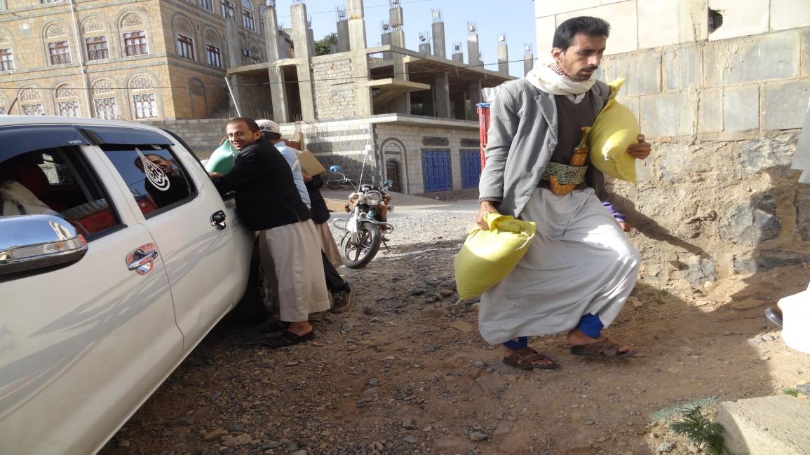 توزيع مساعدات في اليمن (العربي الجديد)