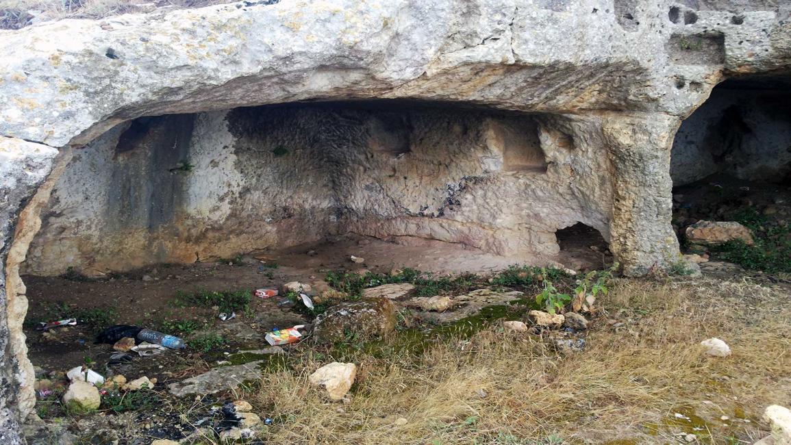 غرف منحوته بمدينة قوريني اليونانية القديمة يظهر تحولها لمزبلة