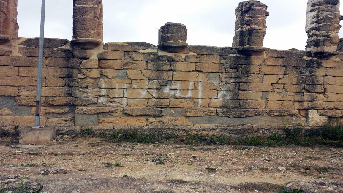 الاهمال والعبث بالجدران الأثرية لمدينة قوريني اليونانية