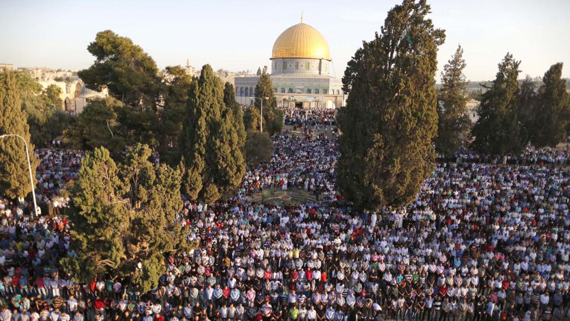 عشرات آلاف الفلسطينيين يؤدون صلاة العيد في المسجد الأقصى