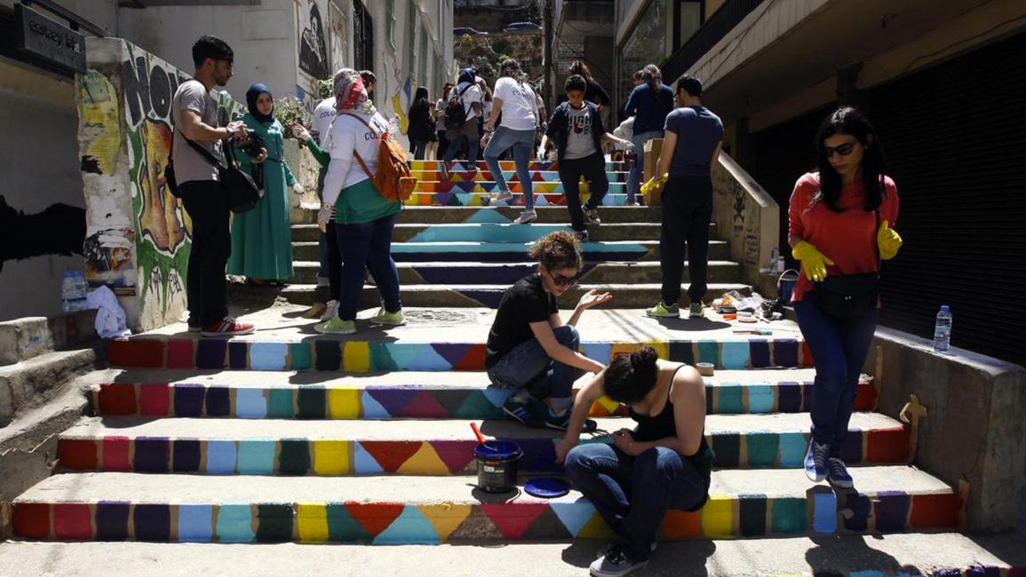 إعادة طلاء أحد أدراج بيروت الأثرية بالألوان