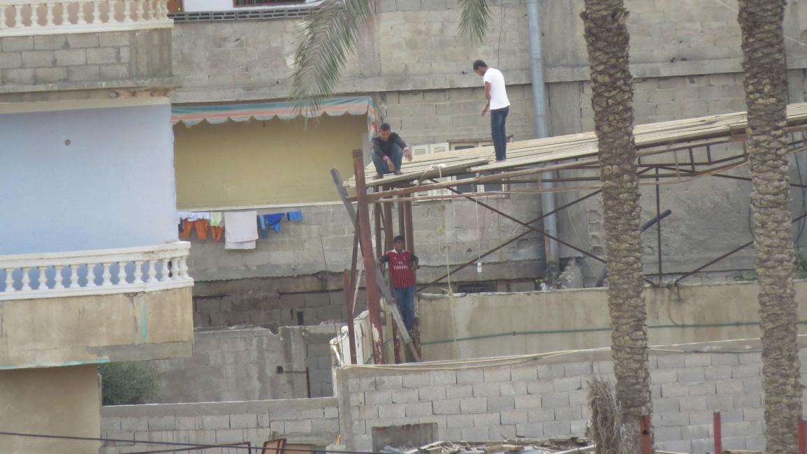 مواطنون مصريون يقومون بإخلاء منزلهم