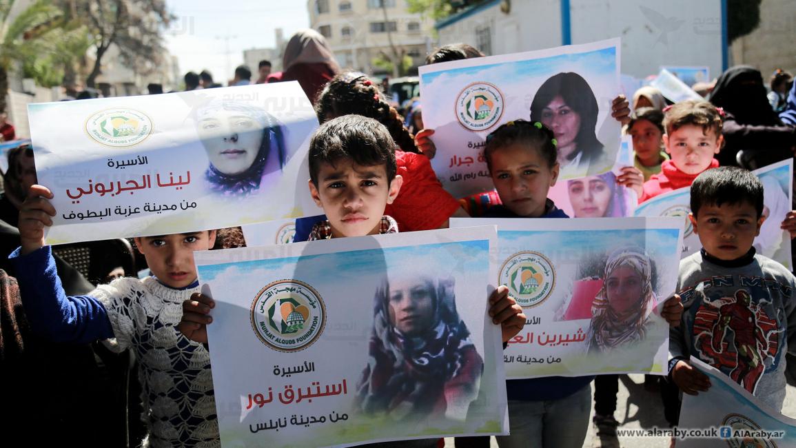نساء غزة يتضامن مع الأسيرات في يوم المرأة