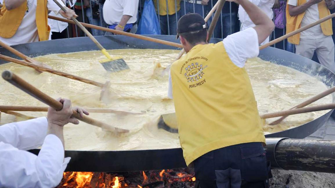 أكبر طبق "أومليت بالنقانق" في تونس