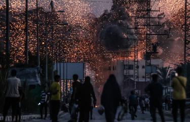 نيران مشتعلة في دير البلح في غزة إثر قصف إسرائيلي، 6 يونيو 2024 (الأناضول)