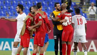 لاعبو المنتخبين يتصافحون في مباراة كأس العرب في 7 ديسمبر 2021 بقطر (جاك جويز/فرانس برس)
